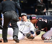 [포토] 김재환 '내가 왜 뛰었을까'