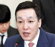 與 "송영길 국민 우롱 맹탕 회견, 탈당으로 진실 가릴 수 없다"