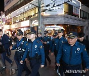 홍기현 경기남부청장,  수원 인계동 야간 치안 현장 순찰 나서