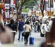 관광객들로 북적이는 명동