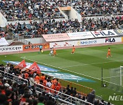 '구름 관중 모인 제주FC 홈 경기'