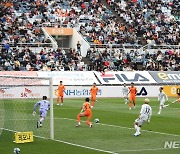 '구름 관중 모인 제주FC 홈 경기'