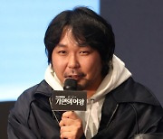 [포토]인사말하는 '가면의 여왕'의 강호중 연출