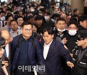 [포토]송영길 전 민주당 대표, 전당대회 돈 봉투 의혹 관련 조기 귀국