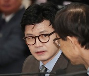 대화나누는 한동훈 법무부 장관과 방문규 국무조정실장