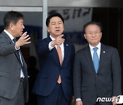 대화나누는 김기현·김대기