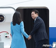 공군1호기 오르는 윤석열 대통령