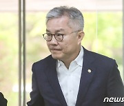 최강욱 의원, 손준성 공판 증인 출석