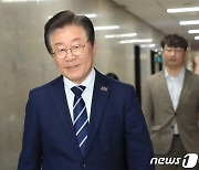 미소 보이는 이재명 대표