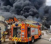 김포 송풍기 공장 화재 6시간만에 초진…소방관 부상·공장 12동 전소(종합)