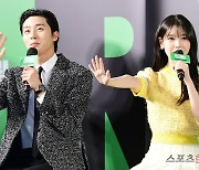 아이유·박서준, 영화 '드림' 시그니처 포즈