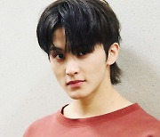 NCT 마크, 훈훈함의 정석…캐주얼 패션도 완벽 소화하는 명품 비주얼