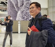 ‘돈봉투 의혹’ 송영길, 오후 3시 인천공항 도착