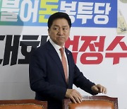 멈추지 않는 태영호, 김구 폄훼 논란에 “내 소신”