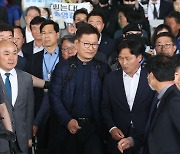 귀국한 송영길 “책임 있게 문제해결 앞장, 회피·도망 안 해”