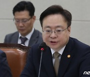 국민연금 직원 근무시간에 ETF 거래..조규홍 복지장관 "근절할 것"