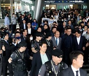 '귀국' 송영길… '지지자 vs 반대자' 아수라장된 공항