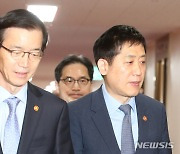 국무회의 참석하는 방문규 국무조정실장과 김주현 금융위원장