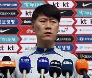 인터뷰하는 김은중 U-20 남자 축구대표팀 감독