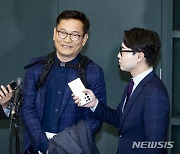 취재진 질문 답변하는 송영길 전 대표