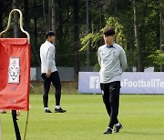 생각에 잠긴 김은중 대한민국 U-20 남자 축구대표팀 감독