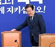 [서울포토] 민주당 최고위, 이재명 ‘돈 봉투’ 관련 질문에 “김현아 전 의원은?” 반문