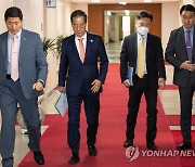 국무회의 입장하는 한덕수 국무총리