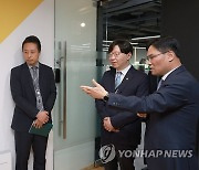 스타트업 상담 과정 설명 듣는 김소영 부위원장