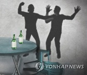 '시끄럽다' 시비 붙어 손님과 경찰관 때린 20대