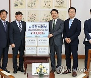 이현종 철원군수, 김진태 도지사에게 고속도 조기 착공 서명부 전달