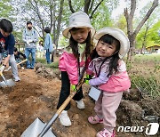 램리서치코리아 임직원, 2023년 ‘지구의 날’ 맞이 나무 심기 캠페인 동참