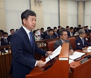 발언하는 한창섭 직무대행