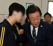 김포 골드라인 이용 시민과 대화하는 이재명 대표