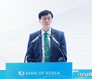 한국은행 노동시장 세미나서 환영사 하는 이창용 총재