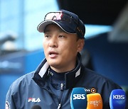 두산 유니폼 입고 라팍 찾은 이승엽