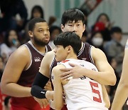 김선형과 포옹하는 오세근