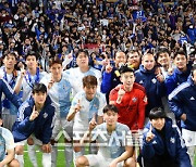 [포토]‘1-0 승리 자축’ 팬들과 함께 한 울산현대 선수들