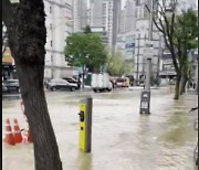 서울 반포동 공사장 상수도관 파열...인근 물바다