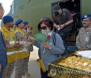 수단 철수 교민들, 사우디 제다공항 도착…한병진 제다 총영사가 맞이