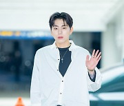 지코,'스웨그 넘치는 손인사' [사진]