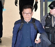 檢, ‘돈봉투’ 송영길 출국금지…금품수수 의원 특정 늦어지는 이유는