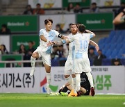 '마틴 아담 골 울산, 인천에 1-0 승리하며 선두 유지…포항도 수원삼성 제압