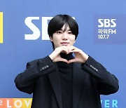 [T포토] 성종 '우윳빛깔 하트'