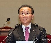 與 "간호법 절충안 협의 노력 지속…野강행시 재의요구 건의"(종합)