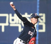 투구 연습하는 두산 김유성