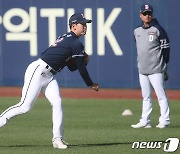 투구 연습하는 두산 김유성