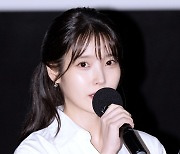 [현장포토] "미모가 반짝"...아이유, 순백의 요정