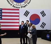 윤 대통령 “한미 우주협력, 우주동맹으로 도약”…NASA 우주센터 방문