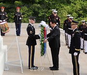 윤 대통령, 무명용사탑에 헌화하고 한국전 참전 미군 용사에 훈장 수여