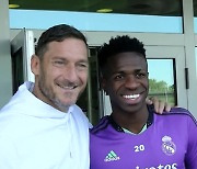 [VIDEO] Francesco Totti visits Real Madrid: 'It’s my second team'